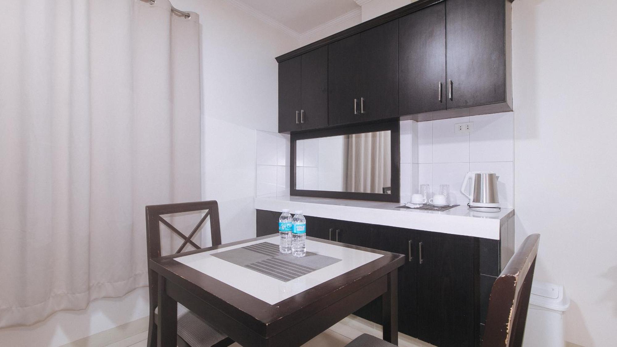 Urbanview At Evangelista Street Makati Makati City Exterior foto